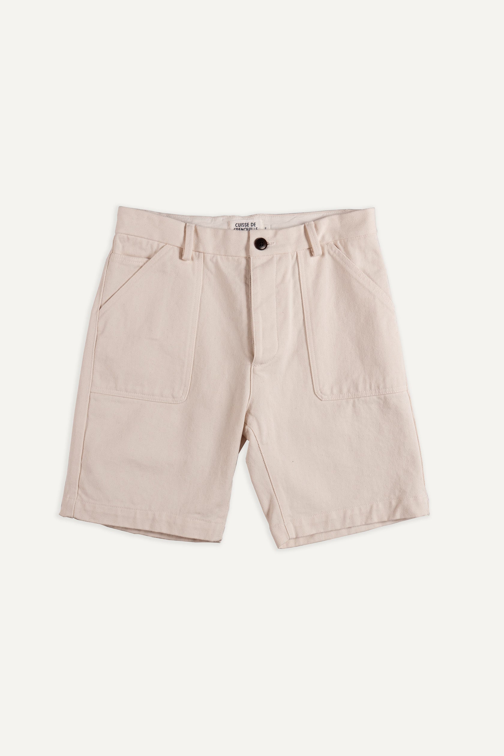 Short 4 poches en twill de coton epais ecru. Premier bouton grave Braguette zipee Poches italiennes cotes Poches arrieres Ceinture montee